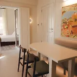 Ray's 1 - Stylish Corner With Balcony *