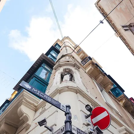 Ray's 1 - Stylish Corner With Balcony * Valletta