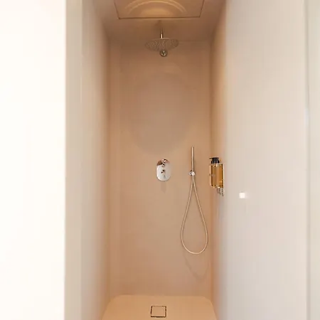 Ray's 1 - Stylish Corner With Balcony