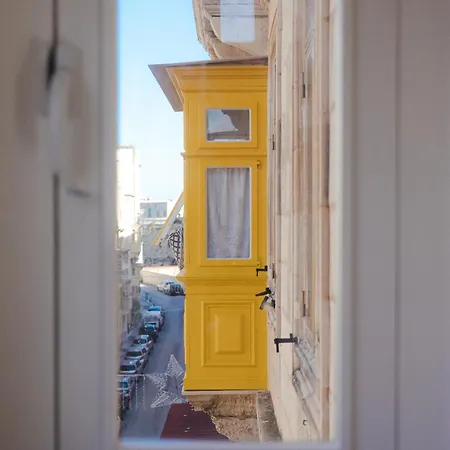Ray's 1 - Stylish Corner With Balcony