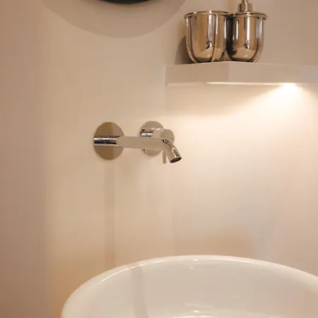 Ray's 1 - Stylish Corner With Balcony *