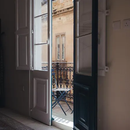 Ray's 1 - Stylish Corner With Balcony 아파트 *