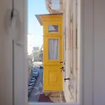 Ray's 1 - Stylish Corner With Balcony