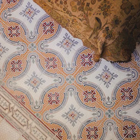 Ray's 1 - Stylish Corner With Balcony Valletta