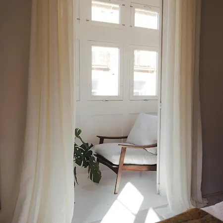 Ray's 1 - Stylish Corner With Balcony *
