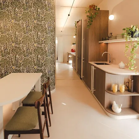 Ray's 1 - Stylish Corner With Balcony La Valletta
