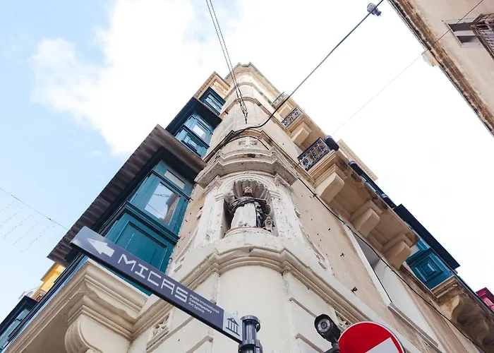 Ray's 1 - Stylish Corner With Balcony * Valletta