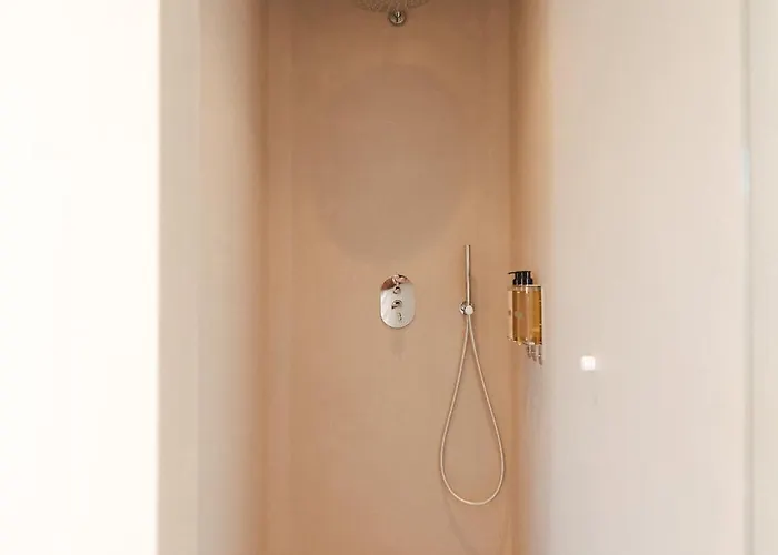 Ray's 1 - Stylish Corner With Balcony