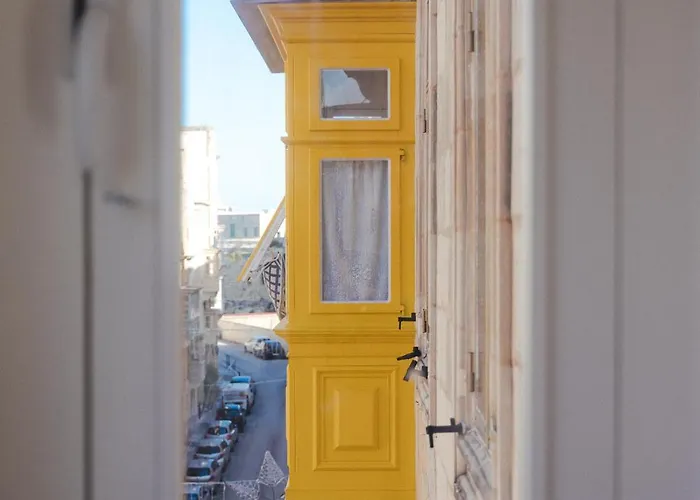 Ray's 1 - Stylish Corner With Balcony