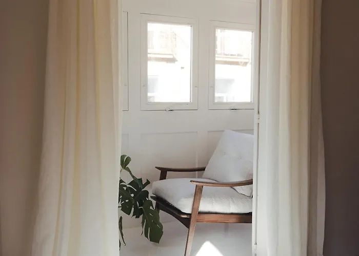 Ray's 1 - Stylish Corner With Balcony *