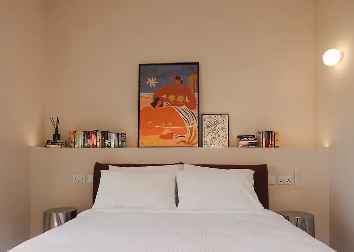 Ray's 1 - Stylish Corner With Balcony *