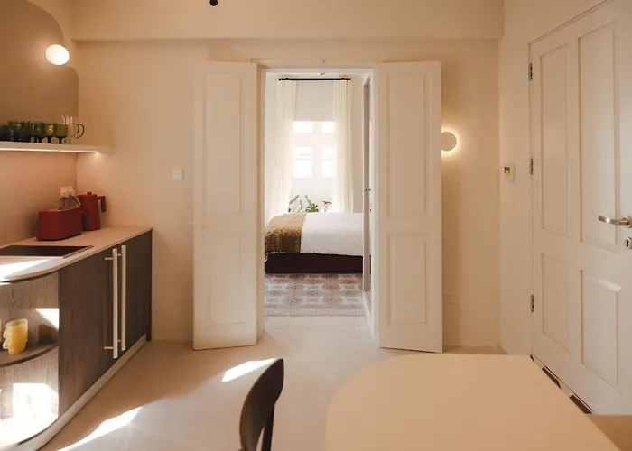 Ray's 1 - Stylish Corner With Balcony Apartament *