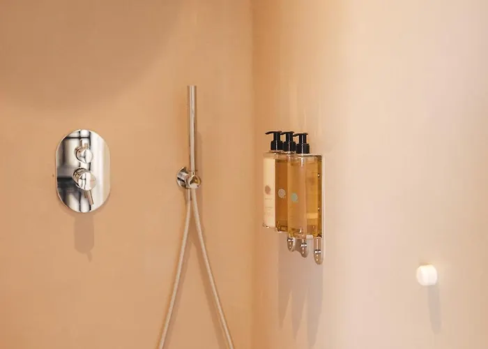 Ray's 1 - Stylish Corner With Balcony Apartament *