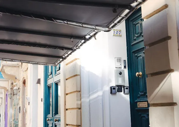 Ray's 1 - Stylish Corner With Balcony *