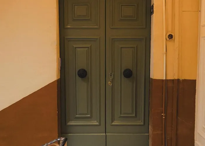 Ray's 1 - Stylish Corner With Balcony *