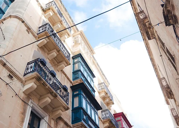 Ray's 1 - Stylish Corner With Balcony